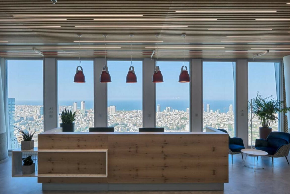 אזור הקבלה של המשרדים עם נוף לים