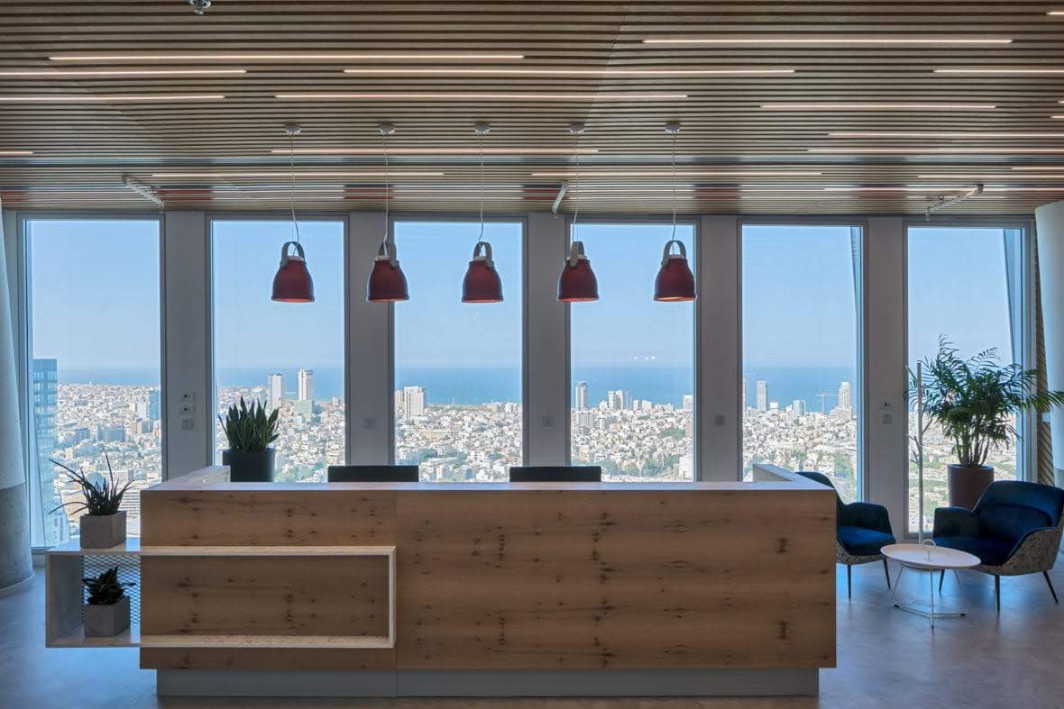 אזור הקבלה של המשרדים עם נוף לים