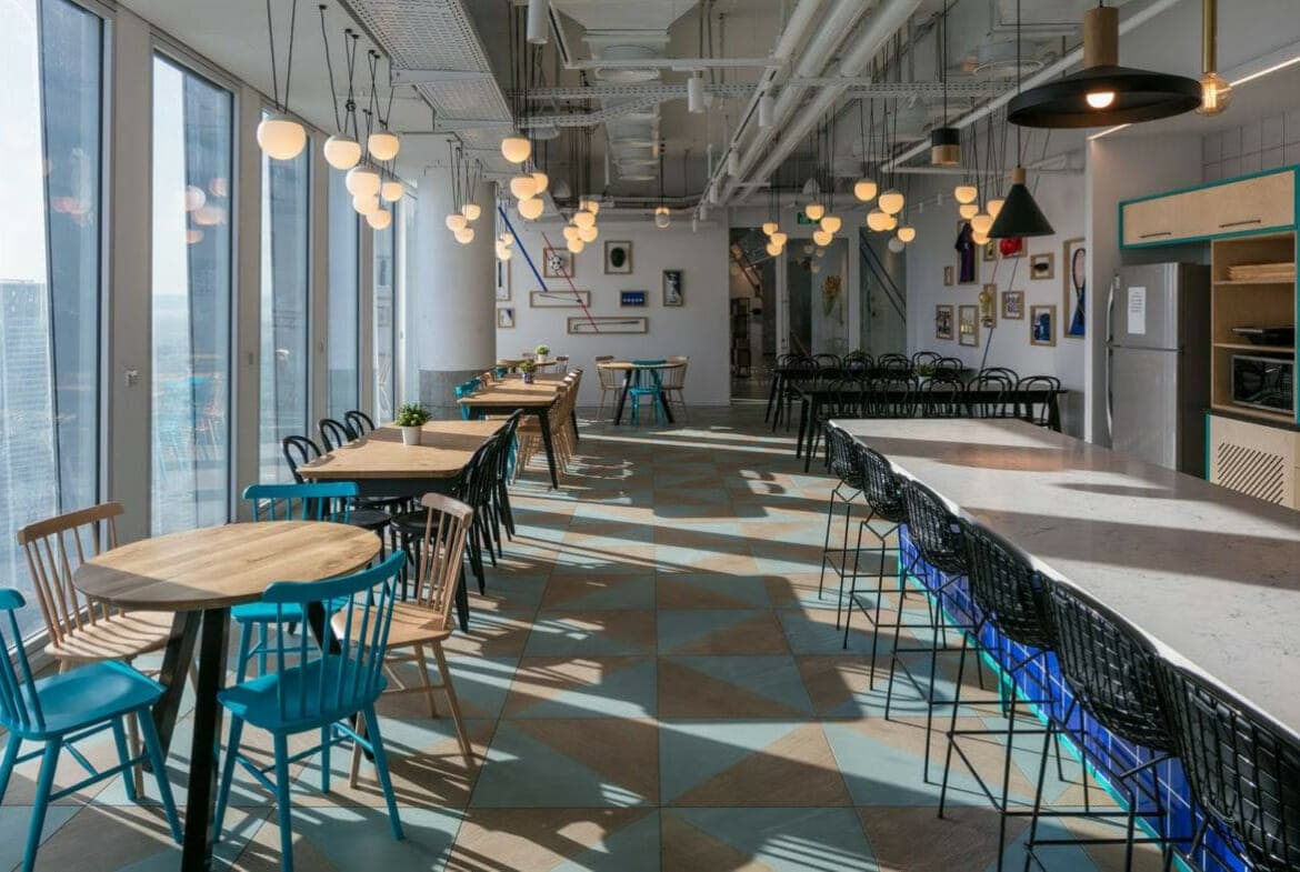 אזור המטבח של המשרדים בעזריאלי שרונה