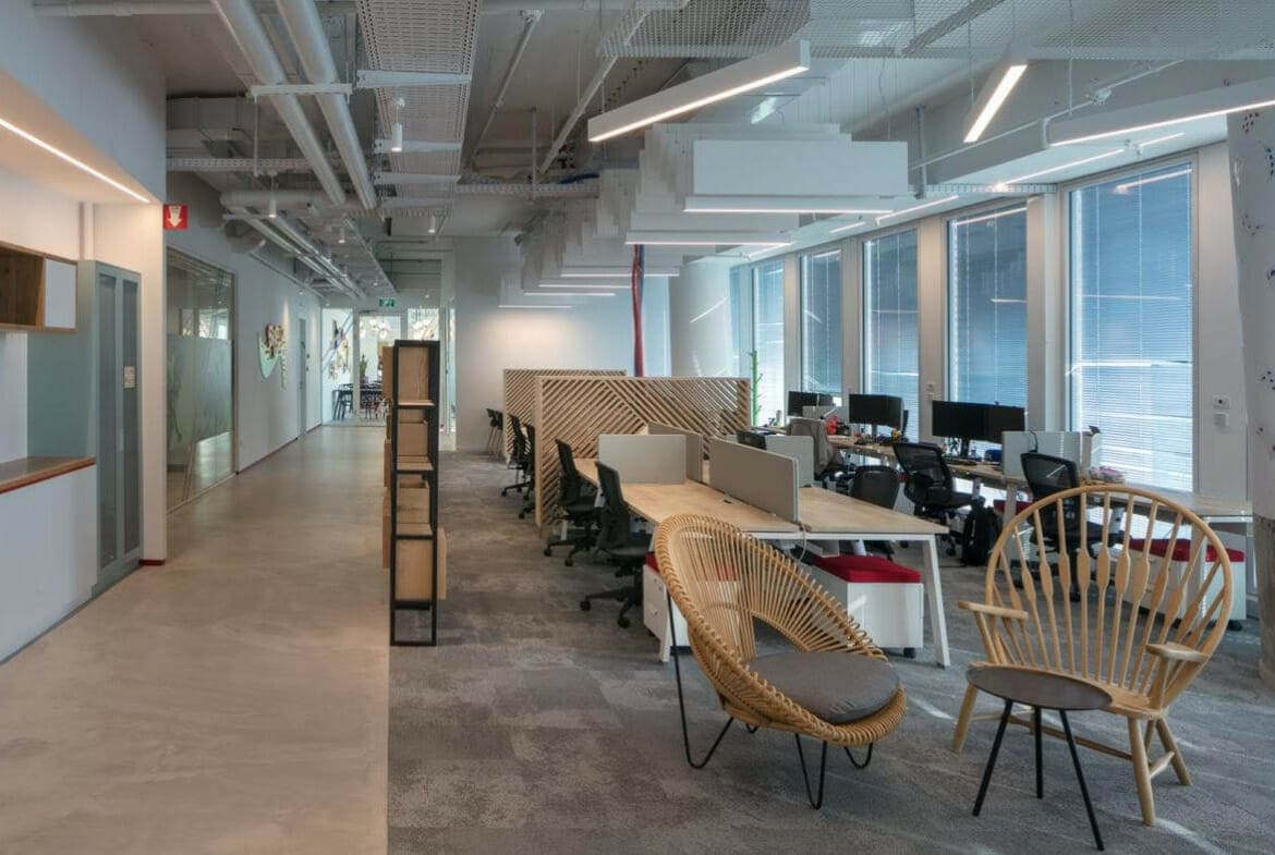 אופן ספייס כולל תקרה חשופה ואלמנטים אקוסטים