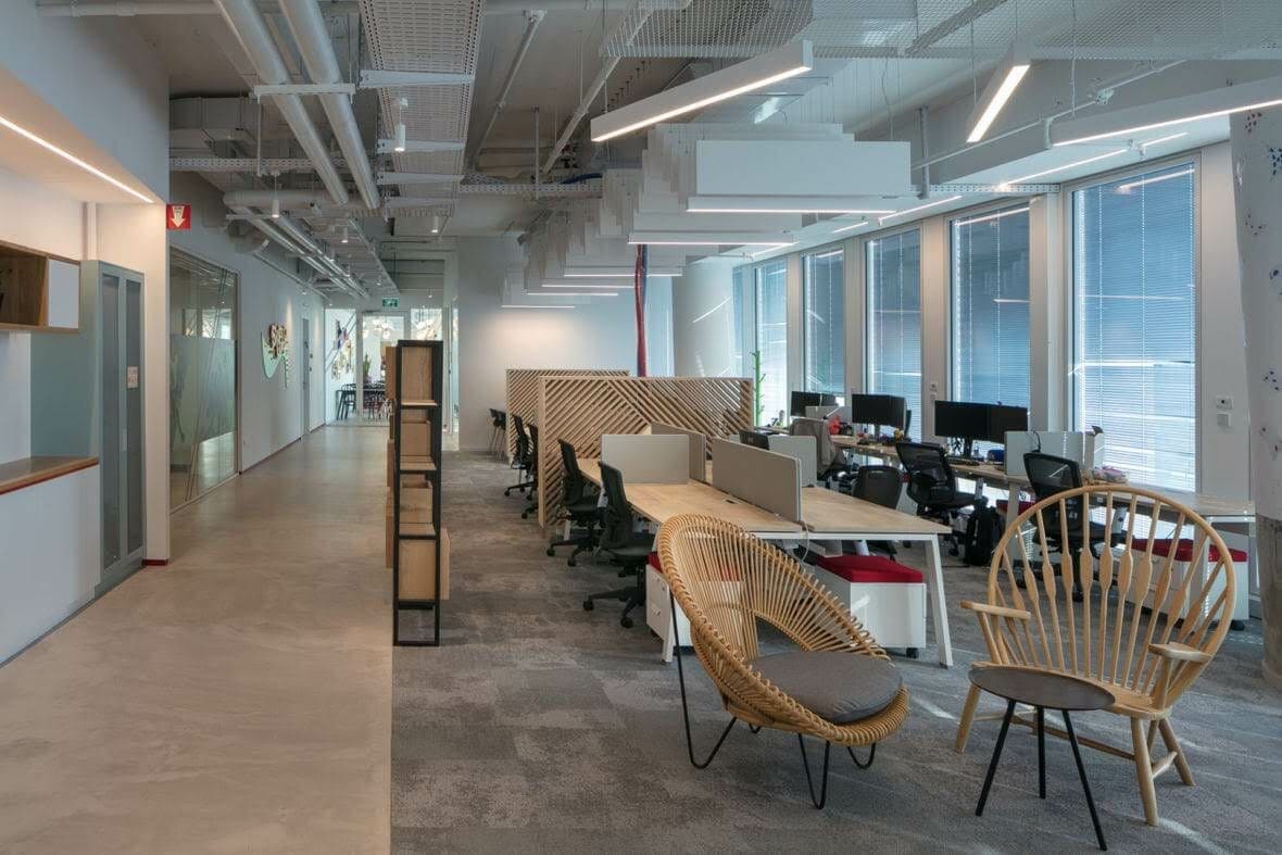 אופן ספייס כולל תקרה חשופה ואלמנטים אקוסטים