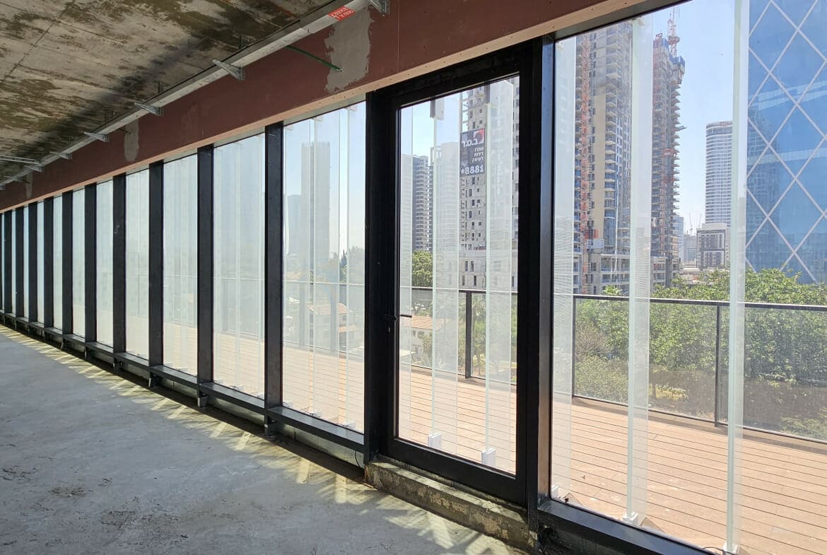 מרפסת צמודה למשרדים