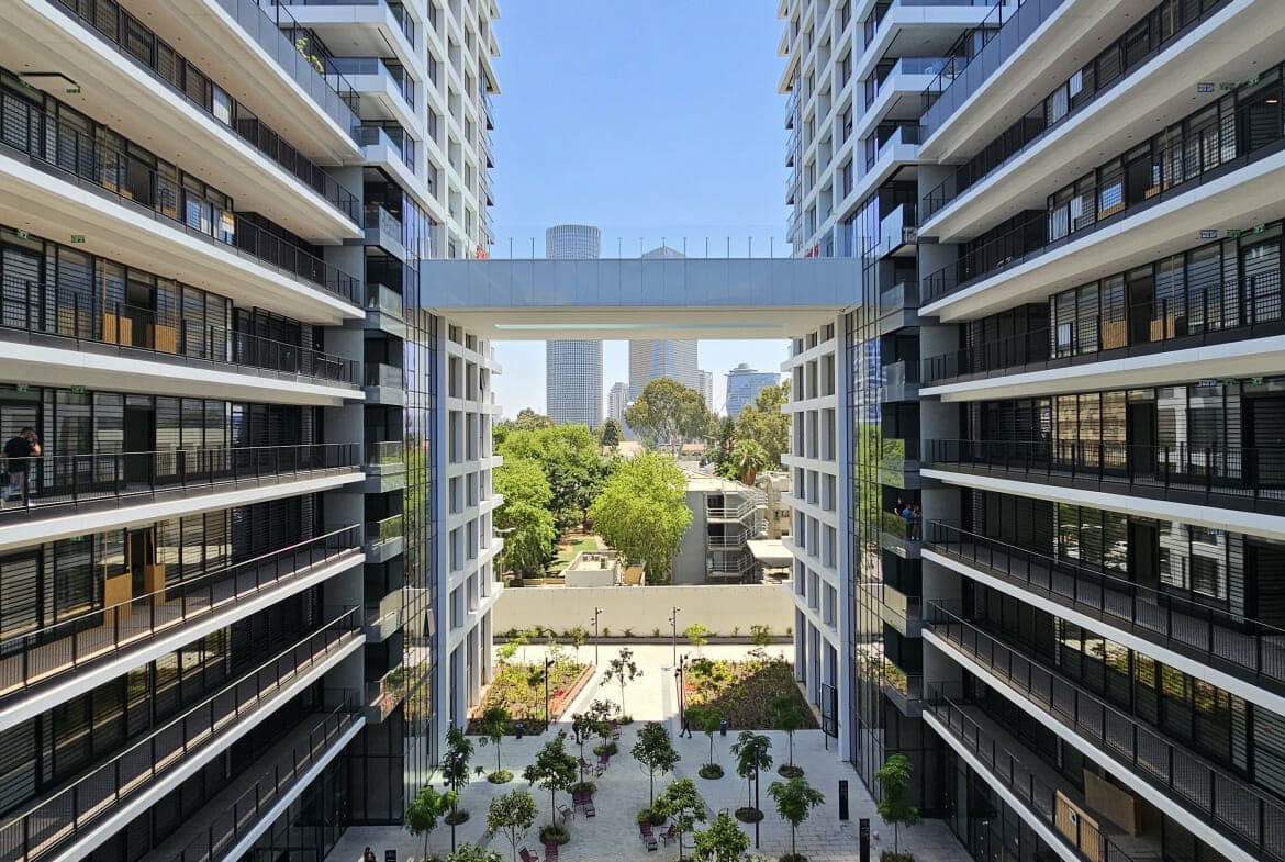 תמונה של המשרדים בדה וינצי כולל הפארק באמצע