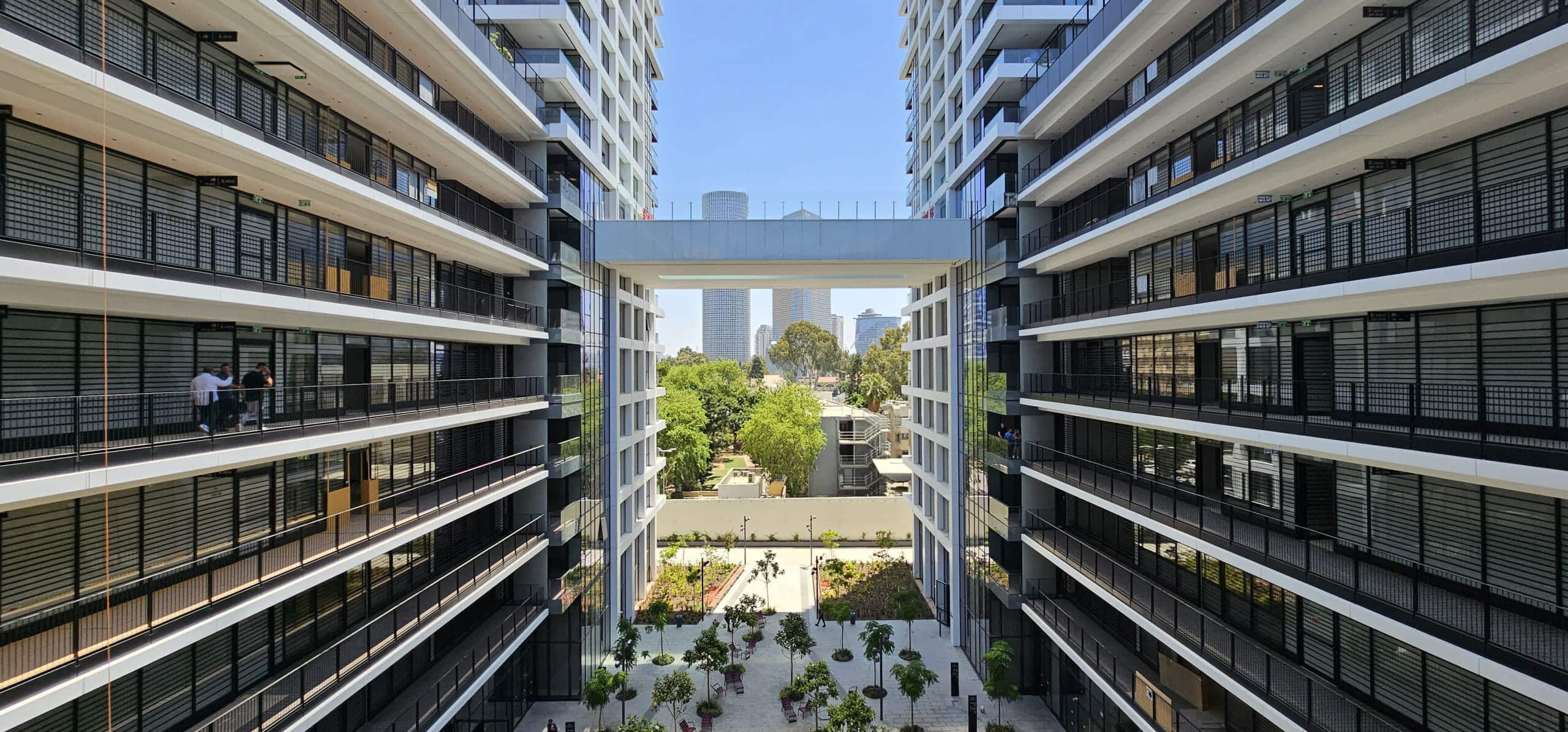 תמונה של המשרדים בדה וינצי כולל הפארק באמצע