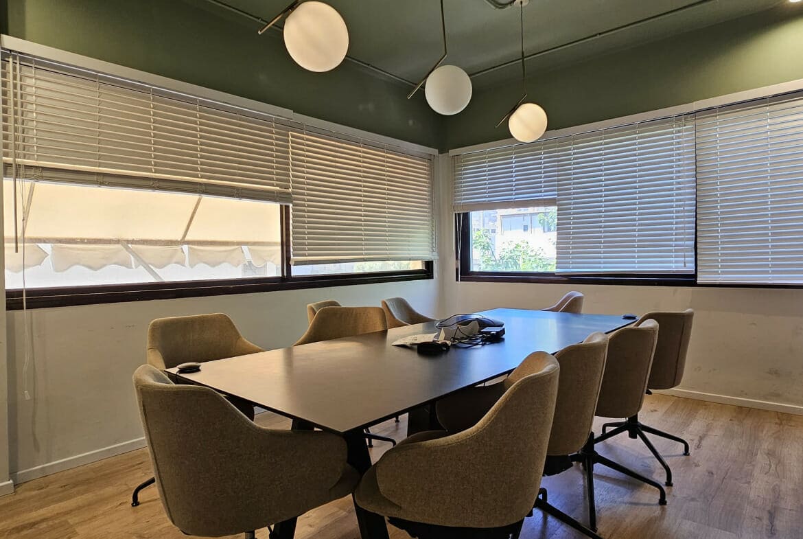 חדר הישיבות במשרד