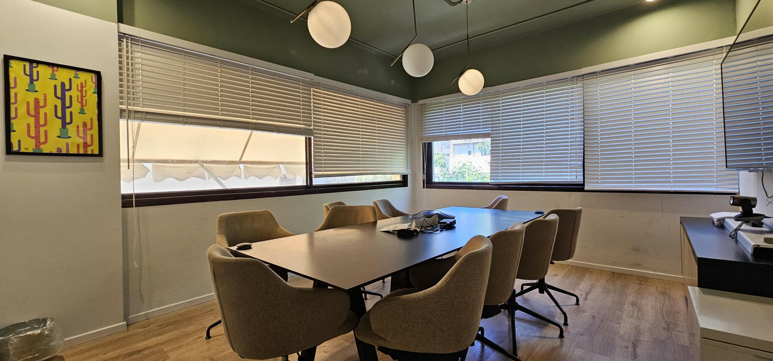 חדר הישיבות במשרד