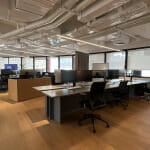 משרדים להשכרה בקומה עצמאית במגדל צמוד לרכבת הקלה