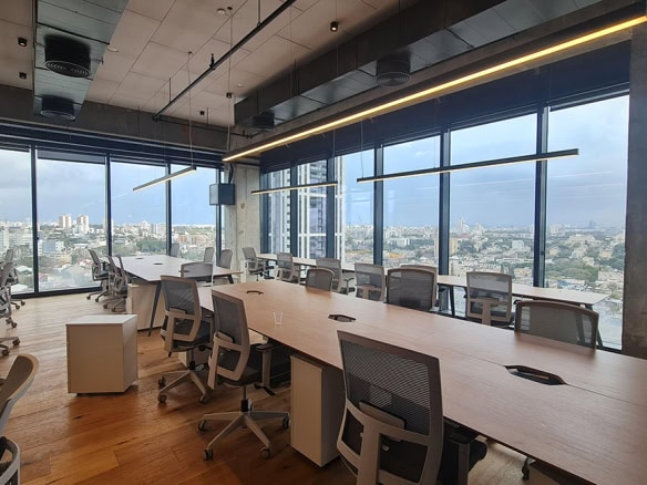 סבליס יפה עם 23 עמדות עבודה באופן ספייס