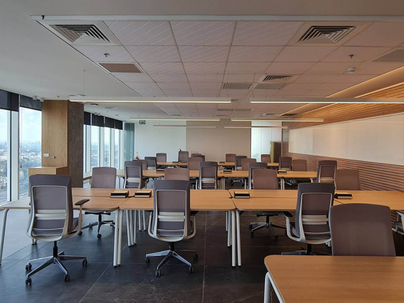 להשכרה במגדל סקיי, משרד 410 מ”ר שמגיע פלאג אנד פליי