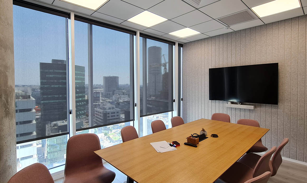 חדר ישיבות גדול בקומה גבוה בחסן ערפה.