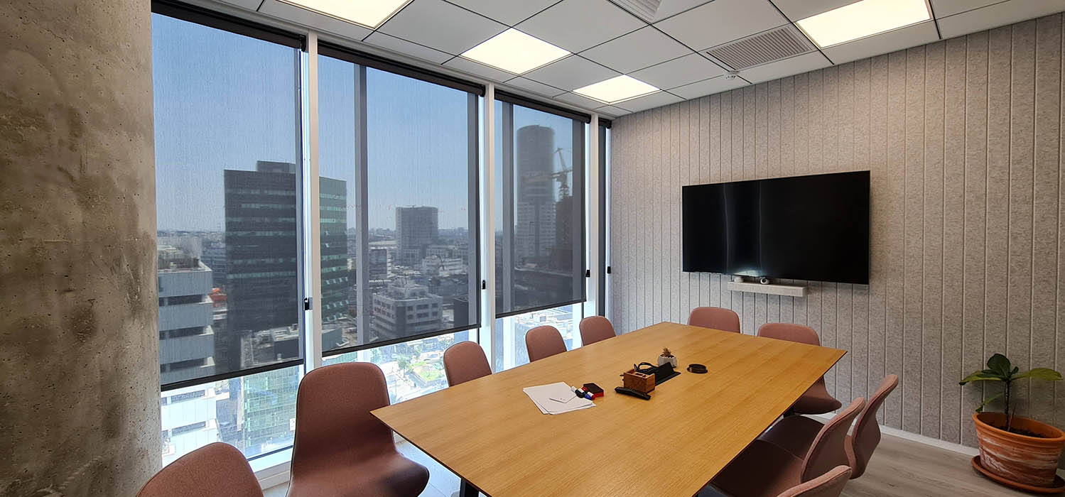 חדר ישיבות גדול בקומה גבוה בחסן ערפה.