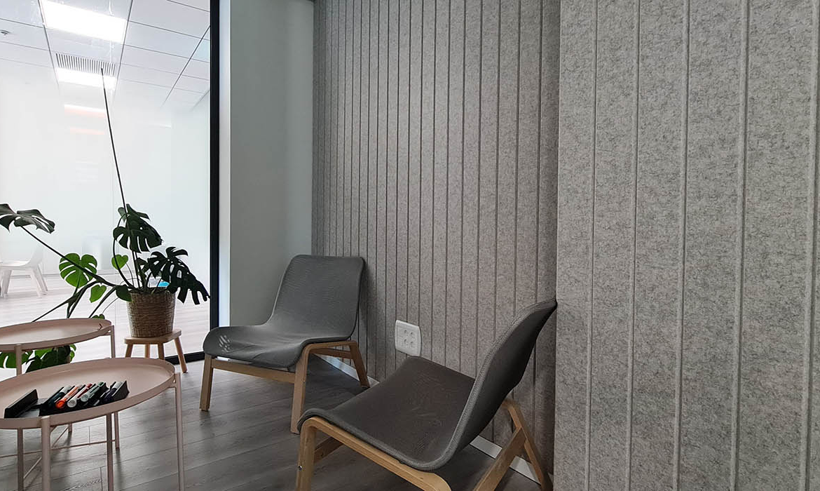 חדר שיחה במשרדים להשכרה במיקום מעולה בתל אביב.