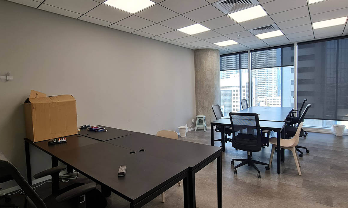 חדר עבודה גדול במשרדים בחסן ערפה- מרחק הליכה מרכבת הקלה.