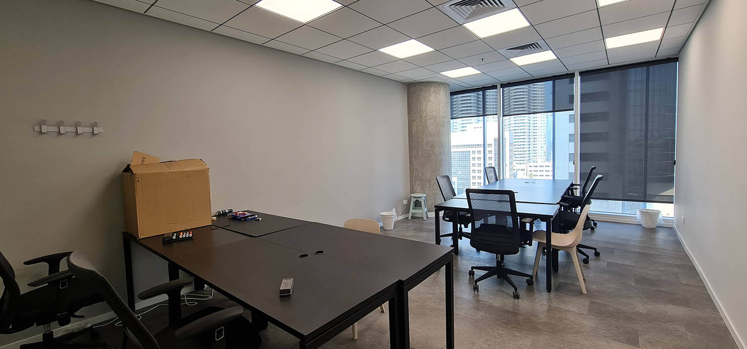 חדר עבודה גדול במשרדים בחסן ערפה- מרחק הליכה מרכבת הקלה.