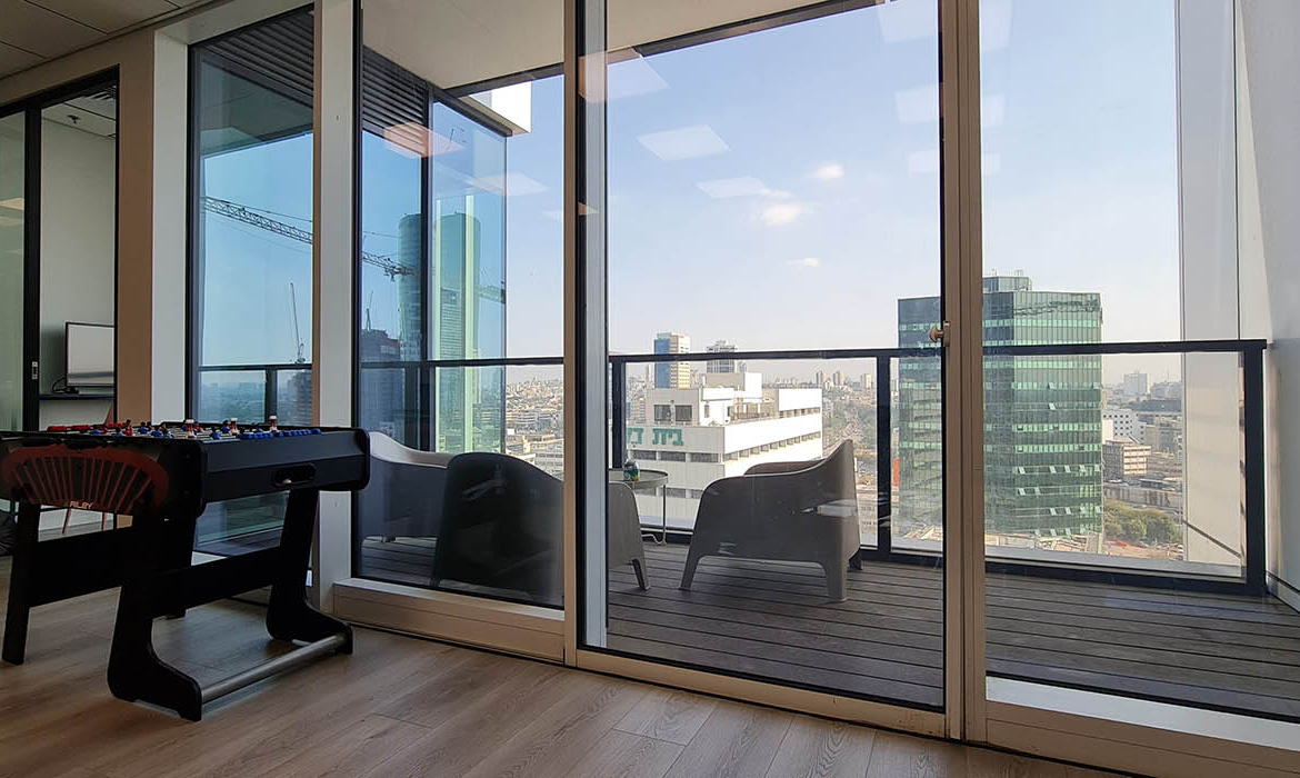 מרפסת פרטית במשרד