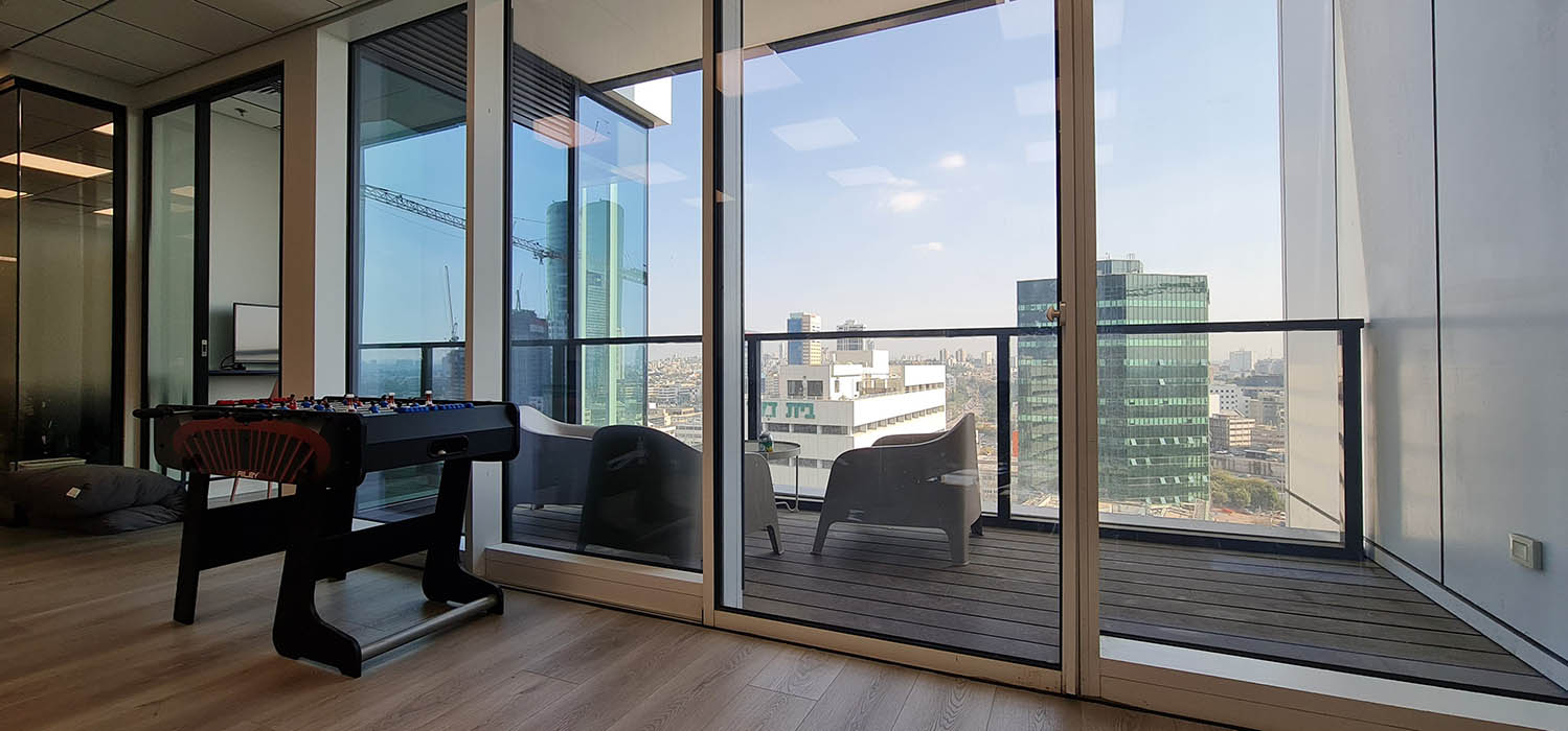 מרפסת פרטית במשרד