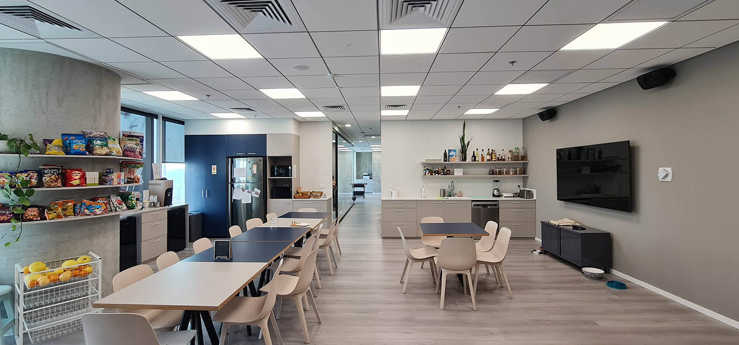 מטבח ופינת אוכל במשרדים להשכרה 480 מ"ר בתל אביב.