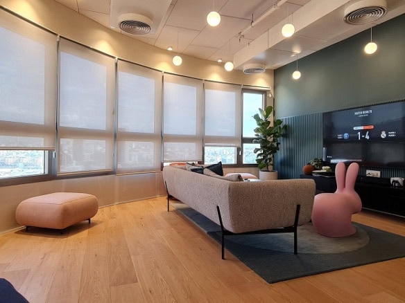 להשכרה משרד פלאג אנד פליי עם מרפסת