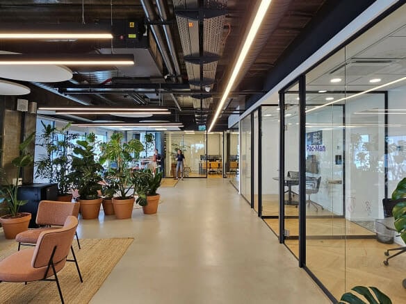 להשכרה 700 מ”ר במגדלי אלון (PLUG&PLAY)