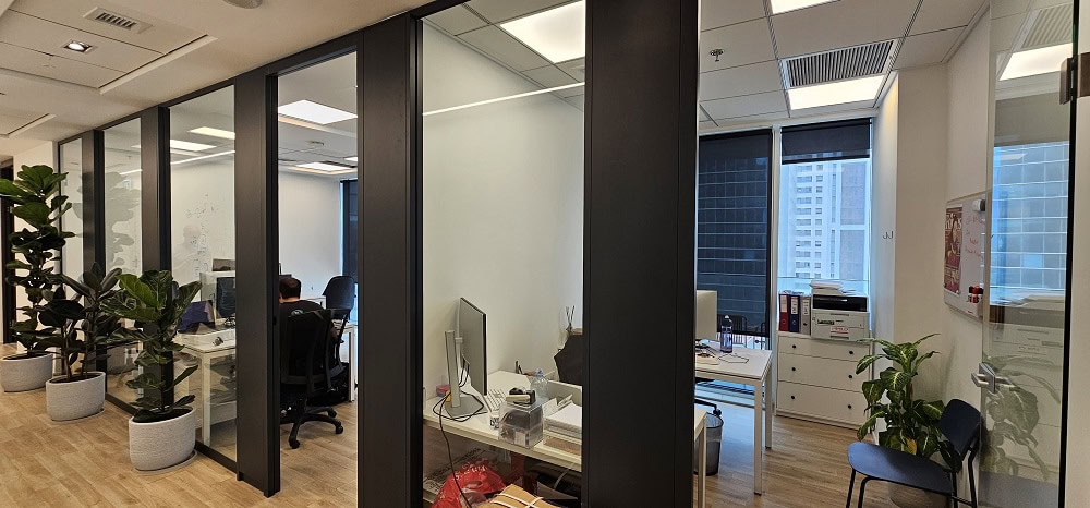 חדרים עם חזיתות זכוכית