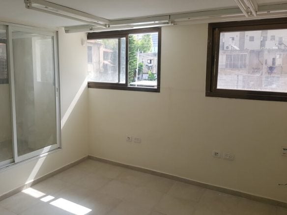 משרד להשכרה במחיר זול 8 דקות הליכה מתחנת רכבת השלום