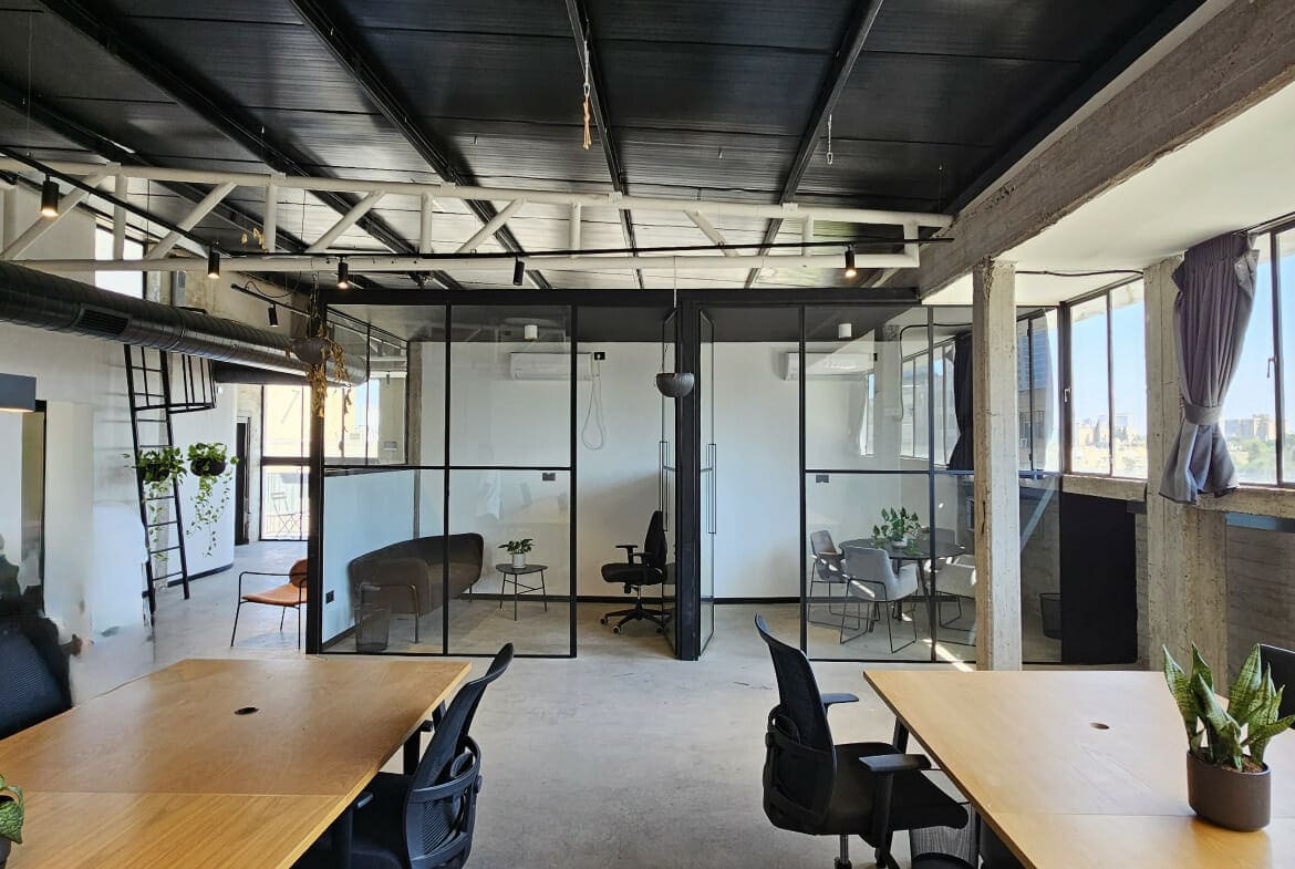 תמונה של חדר ישיבות קטן ואחד על אחד