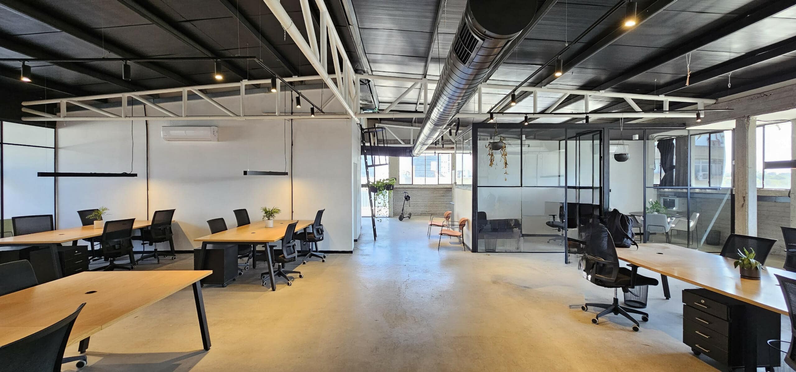 תמונה של המשרדים כולל הריהוט הקיים