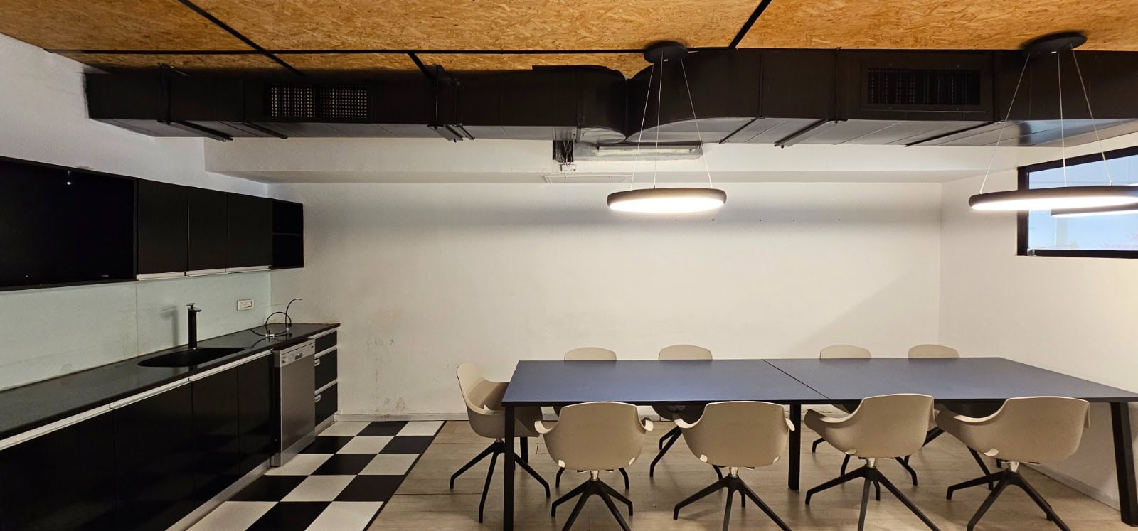 אזור המטבח במשרדים בחשמונאים