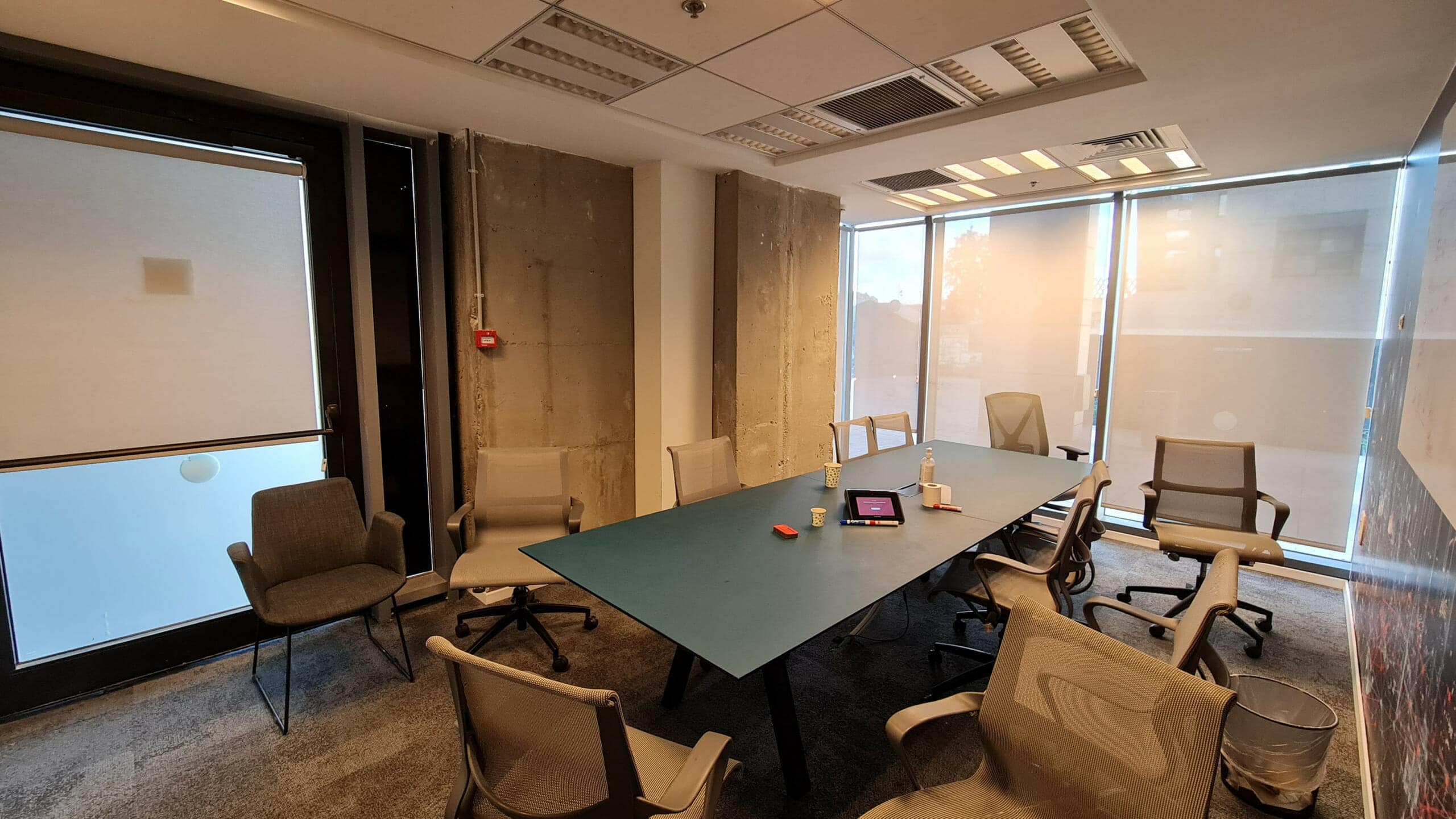 תמונה של חדר ישיבות