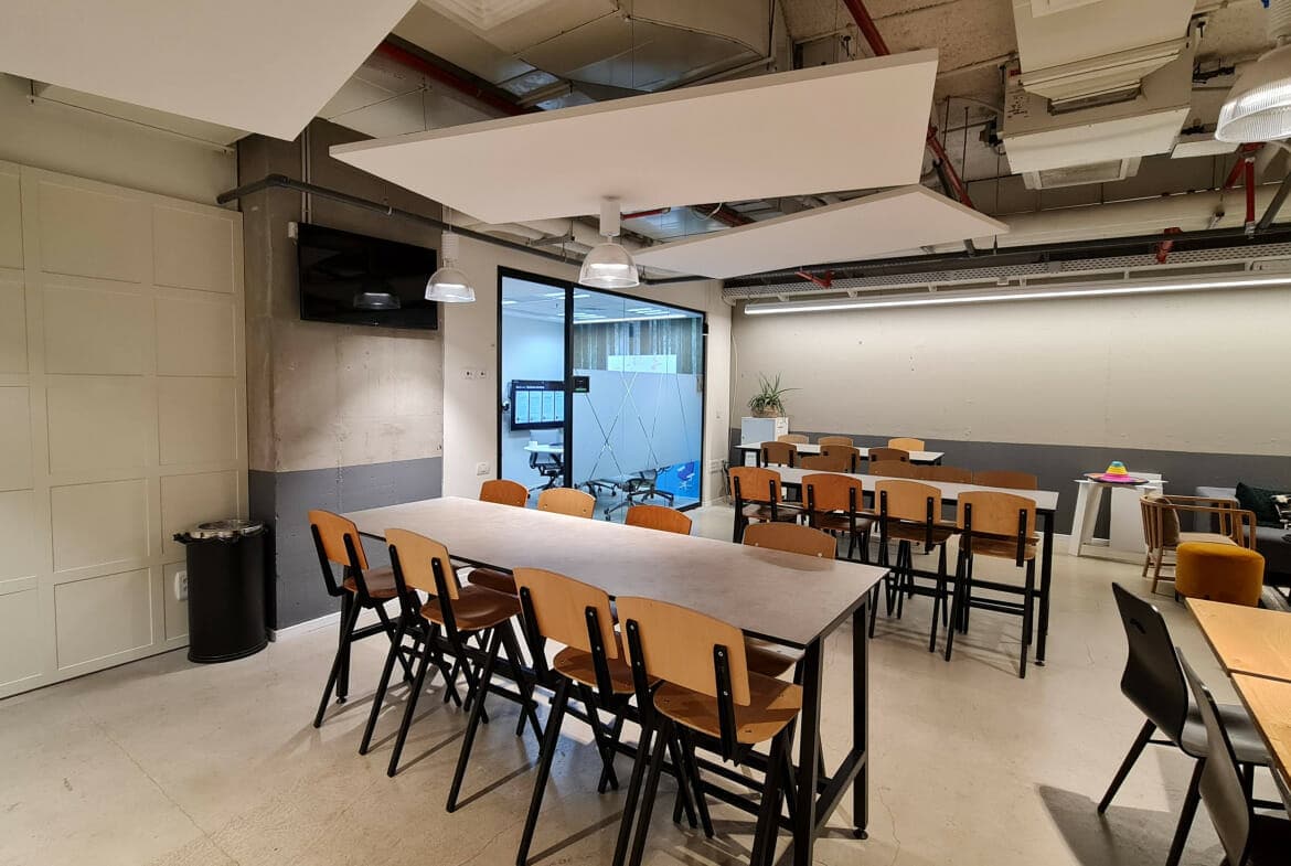 אזור הישיבה של העובדים במטבח