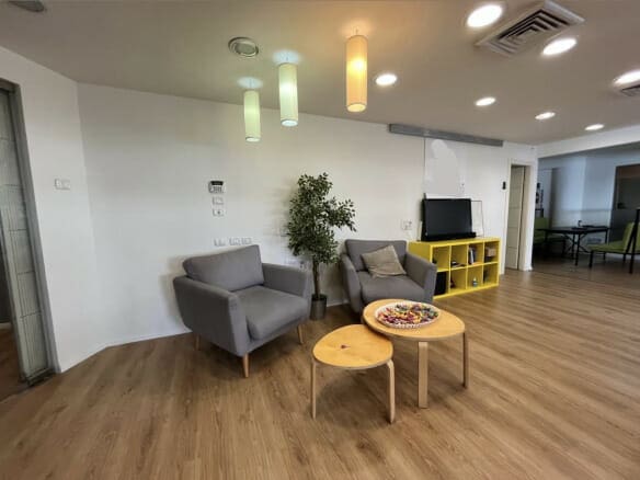 להשכרה משרד בשכונת מונטיפיורי שמתאים ל20 עובדים