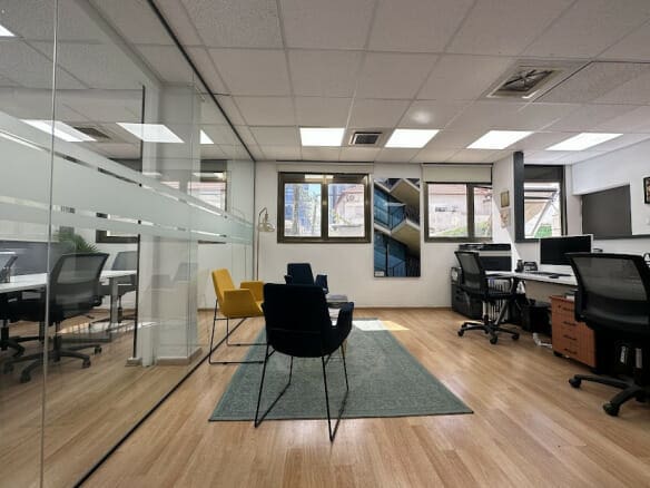 משרד ברחוב יוסף קארו, 7 דק הליכה לרכבת השלום