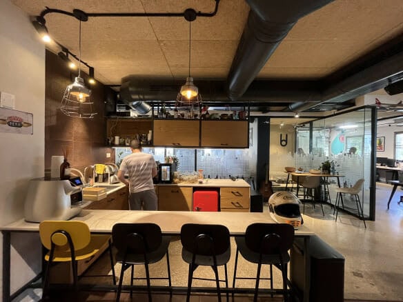 משרד מדהים בלב העיר עם מרפסת מדליקה