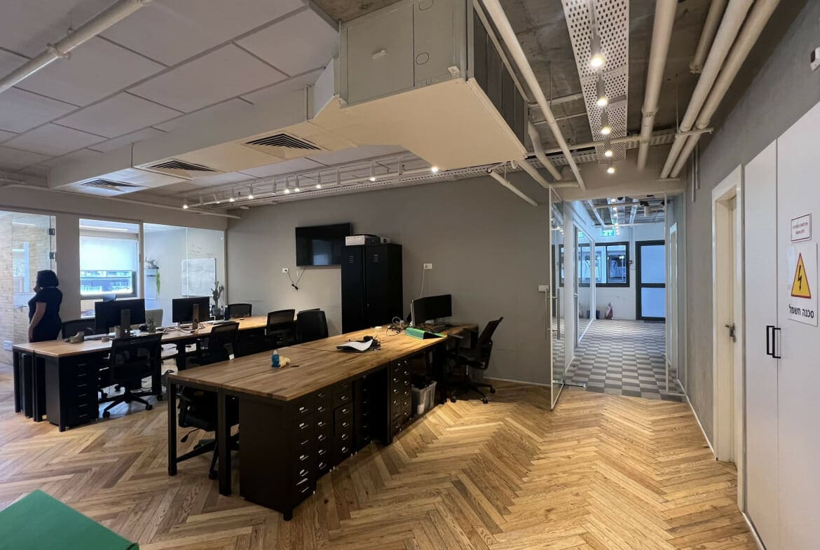 אזור אופן ספייס עם רצפת פישבוין