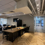 אזור אופן ספייס עם רצפת פישבוין