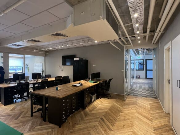 אזור אופן ספייס עם רצפת פישבוין