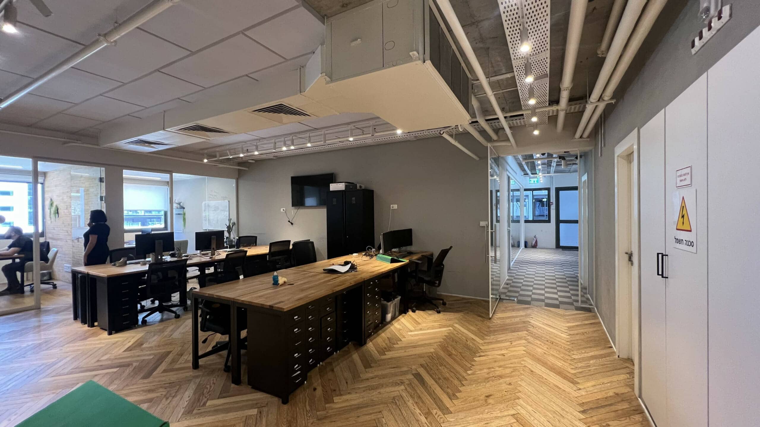 אזור אופן ספייס עם רצפת פישבוין