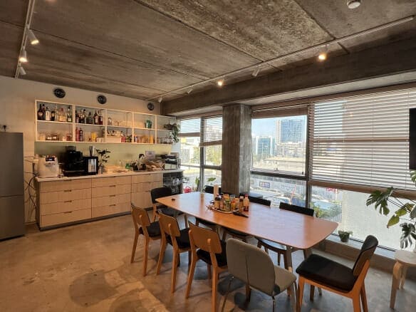 משרד משופץ , PLUG&PLAY