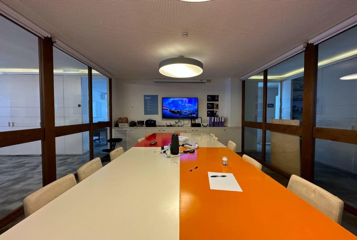 תמונה של חדר ישיבות במשרדים