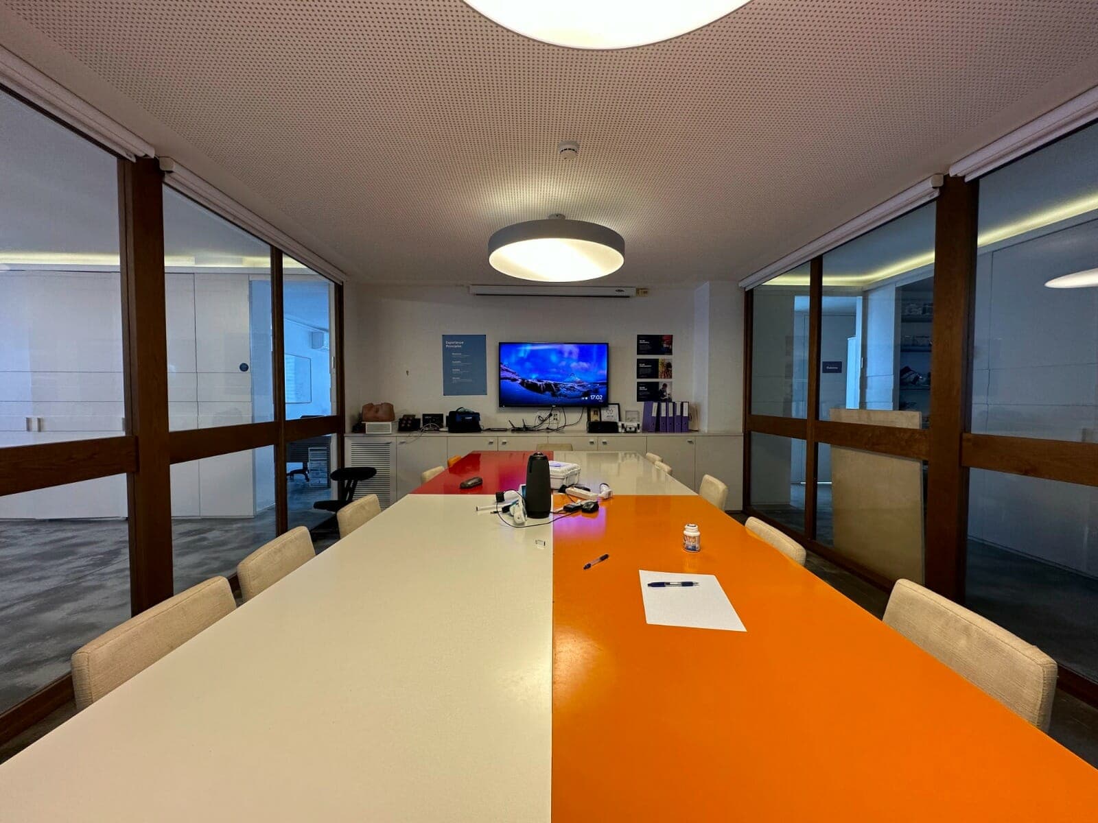 תמונה של חדר ישיבות במשרדים