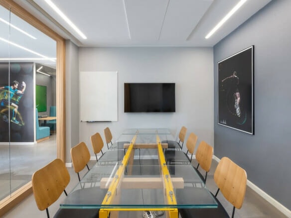 משרד משופץ עם מרפסת בלב העיר