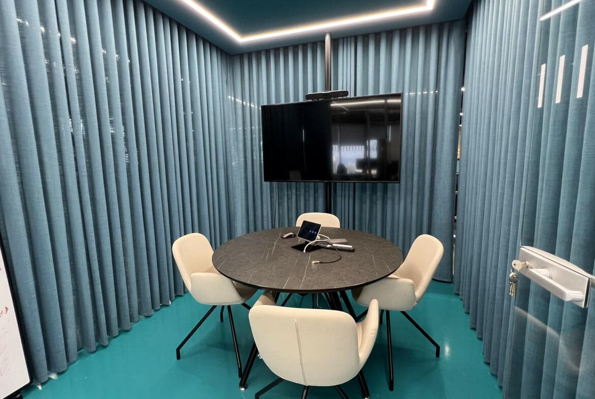 חדר ישיבות במשרדים להשכרה במרכז הארץ