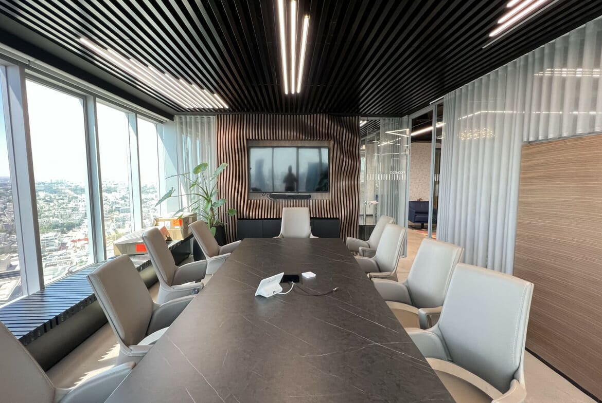 חדר ישיבות גדול בקומה גבוהה.