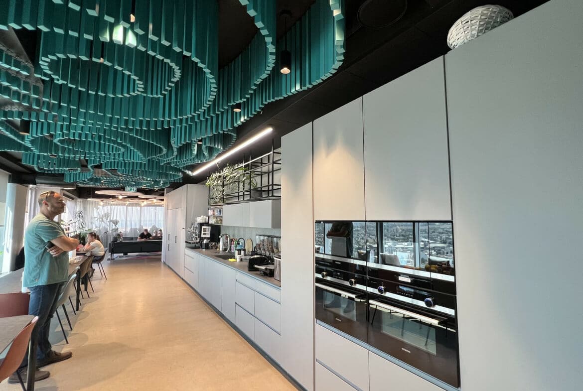 מטבח מאובזר עם מקומות ישיבה