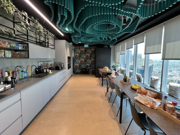 מטבח גדול במשרדים להשכרה בתל אביב