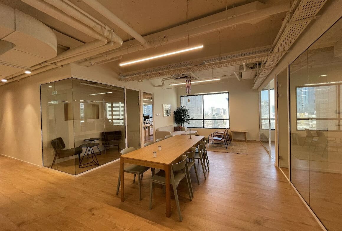 בתמונה אזור ישיבה וחדר 1:1