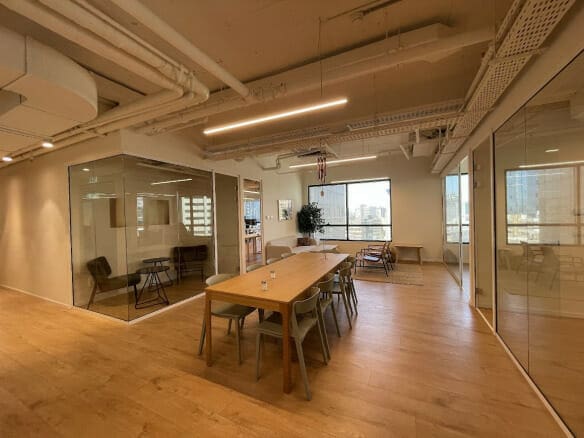 בתמונה אזור ישיבה וחדר 1:1