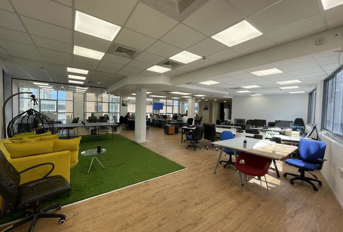 מבט כללי על המשרד, אופן ספייס ואזור מנוחה