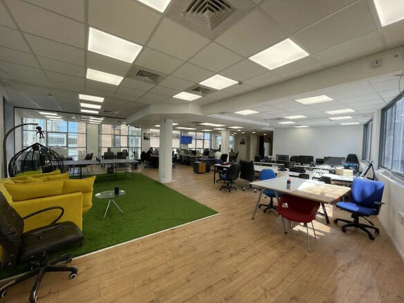 מבט כללי על המשרד, אופן ספייס ואזור מנוחה