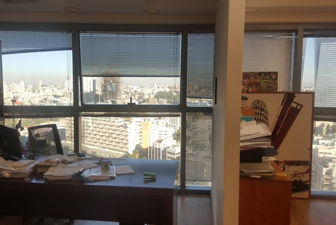 אחד מחדרי עבודה